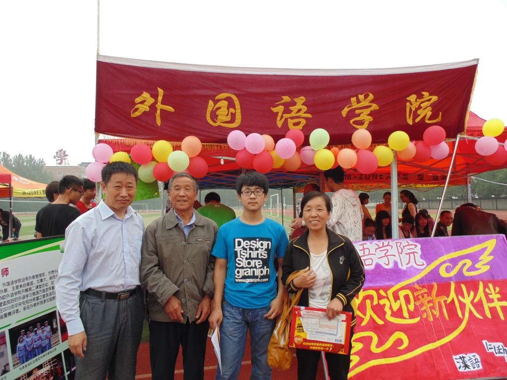 郭万群经理与新生及家长合影留念